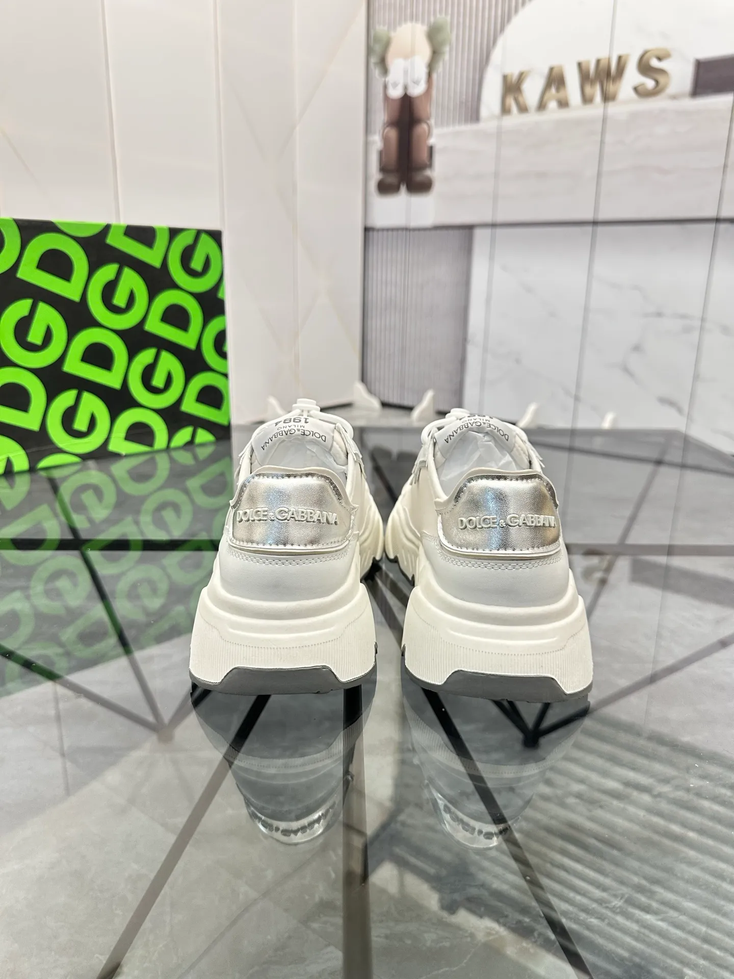 Men's shoes: 💰P480¥ Product trademark: DG "Dolce & Gabbana" low-top casual shoes Regular size: 35-44 (45.46 can be customized) Couple style Product materials: Upper imported cowhide stitching original material, breathable lining, original outsole. Number: 803